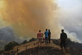 アルジェリア北部の山岳地帯カビリー地方で起きた山火事の煙（2021年8月12日撮影）。(c)Ryad KRAMDI / AFP