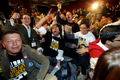 写真は28日、ボゴタ（Bogota）でウリベ大統領の勝利を祝う支持者たち。(c)AFP/Rodrigo ARANGUA
