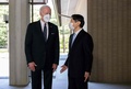 東京都内の皇居・御所で、ジョー・バイデン米大統領（左）を出迎えられる天皇陛下（2022年5月23日撮影）。(c) SAUL LOEB / POOL / AFP