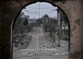 3月16日に空爆を受けた劇場。ウクライナ南東部マリウポリで（2022年4月12日撮影）。(c)Alexander NEMENOV / AFP
