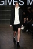 米ニューヨーク市内で発表された「DKNY」15/16年秋冬コレクション（2015年2月15日撮影）。(c)AFP/Getty Images/Neilson Barnard