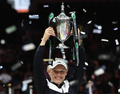女子テニス、WTAツアー選手権最終日。トロフィーを掲げるキャロライン・ウォズニアッキ（2017年10月29日撮影）。(c)AFP/Roslan RAHMAN
