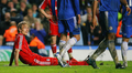 延長前半7分にペナルティーエリア内でチェルシーのミヒャエル・バラック（%%Michael Ballack%%）にファウルを犯しPKを与えたリバプールのサミ・ヒーピア（%%Sami Hyypia%%）。（2008年4月30日撮影）(c)AFP/CARL DE SOUZA