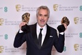 ロンドンで開催された英国アカデミー賞授賞式で、作品賞と監督賞を受賞した『ROMA/ローマ（Roma）』のアルフォンソ・キュアロン監督（2019年2月10日撮影）。(c)Ben STANSALL / AFP