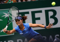 女子テニス、WTAツアー選手権（TEB BNP Paribas WTA Championships - Istanbul 2012）は25日、トルコ・イスタンブール（Istanbul）のスィナン・エルデム・ドーム（Sinan Erdem Dome）で3日目が行われ、大会第8シードの李娜（Na Li、ナ・リー、中国）が6-4、6-3で第5シードのアンジェリーク・クルベール（Angelique Kerber、ドイツ）に勝利した。

リターンを打つ李娜（2012年10月25日撮影）。(c)AFP/BULENT KILIC
