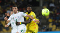 サッカー2013アフリカネイションズカップ（2013 The Africa Cup of Nations）は26日、グループDの2試合が行われ、トーゴが2-0でアルジェリアに勝利した。

ボールを競るアルジェリアのエサイード・ベルカレム（Essaid Belkalem、左）とトーゴのエマヌエル・アデバヨール（Emmanuel Adebayor、2013年1月26日撮影）。(c)AFP/ALEXANDER JOE