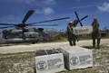 ハリケーン「マシュー」が通過したハイチ北部の都市ジェレミーで、国連のヘリコプターから支援物資を降ろす様子（2016年10月10日撮影）。(c)AFP/RODRIGO ARANGUA