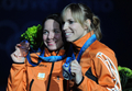 2010年%%バンクーバー冬季五輪%%、スピードスケート女子1000メートル。メダル授与式で喜ぶ2位のアネット・ゲリットソン（%%Annette Gerritsen%%、右）と3位のロリーヌ・ファンリーセン（%%Laurine Van Riessen%%）。（2010年2月18日撮影）(c)AFP/ROBYN BECK