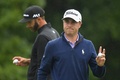 男子ゴルフ米国ツアー、フェデックス・カップ、プレーオフ第2戦、デル・テクノロジーズ選手権3日目。ファンの声援に応えるジャスティン・トーマス（2017年9月3日撮影）。(c)AFP/Getty Images/Drew Hallowell