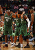 マイアミ・ヒート戦で負傷し、エメカ・オカフォー（%%Emeka Okafor%%、左）とジェラルド・ウォーレス（%%Gerald Wallace%%、右）の方を借りるシャーロット・ボブキャッツのラジャ・ベル（%%Raja Bell%%）。（2009年4月3日撮影）(c)AFP/Getty Images/NBAE/Kent Smith