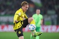 サッカードイツカップ2回戦、VfLボルフスブルク対ボルシア・ドルトムント。ボールをコントロールするボルシア・ドルトムントのユリアン・ブラント（2024年10月29日撮影）。(c)Ronny HARTMANN / AFP