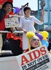 都内で開催されたLGBTの権利を訴えるパレード「東京レインボープライド（Tokyo Rainbow Pride）2014」に参加する首相夫人の安倍昭恵（Akie Abe）さん（右、2014年4月27日撮影）。(c)AFP/Yoshikazu TSUNO