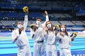 東京五輪、競泳女子4×100メートルリレー決勝。銅メダル獲得を喜ぶ米国のシモーネ・マヌエル（左、2021年7月25日撮影）。(c)Attila KISBENEDEK/ AFP