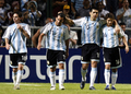 後半41分にチーム4点目を決めてチームメイトのパブロ・アイマール（%%Pablo Aimar%%）をはじめカルロス・テベス（左2）やリオネル・メッシ（左）らと喜びを分かち合うアルゼンチンのファン・ロマン・リケルメ（右2）。(c)AFP/RODRIGO ARANGUA
