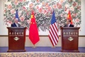 中国・北京の釣魚台国賓館で共同記者会見に臨む米国のレックス・ティラーソン国務長官（左）と中国の王毅外相（右、2017年3月18日撮影）。(c)AFP/Mark Schiefelbein