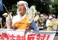 東京の国会議事堂前で、衆議院平和安全法制特別委員会が可決した安全保障関連法案に抗議するデモに参加した仏教の僧侶ら（2015年7月15日撮影）。(c)AFP/Yoshikazu TSUNO