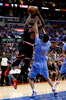 13-14NBA、ロサンゼルス・クリッパーズ（Los Angeles Clippers）対シカゴ・ブルズ（Chicago Bulls）。ロサンゼルス・クリッパーズのJ.J.レディック（JJ Redick、右）にブロックされながらシュートを狙うシカゴ・ブルズのルオル・デン（Luol Deng、2013年11月24日撮影）。(c)AFP/Getty Images/NBAE/Stephen Dunn