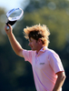 米男子ゴルフツアーのプレーオフ最終戦、ザ・ツアー選手権（THE TOUR Championship 2012）は23日、米ジョージア（Georgia）州アトランタ（Atlanta）のイーストレークGC（East Lake Golf Club）で最終日が行われ、米国のブラント・スネデカー（Brandt Snedeker）が通算10アンダーで優勝を飾り、フェデックス・カップ（FedEx Cup 2012）王者に輝いた。

観衆の声援に応えるブラント・スネデカー（2012年9月23日撮影）。(c)AFP/Getty Images/Kevin C. Cox