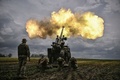ウクライナ東部ドンバス地方の前線で砲撃を行うフランス製のカエサル155ミリ自走榴弾砲（2022年6月15日撮影）。(c)ARIS MESSINIS / AFP