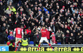 イングランド、FAカップ2012-13（FA Cup 2012-13）は27日、4回戦が各地で行われ、アーセナル（Arsenal）が3-2でブライトン・アンド・ホーヴ・アルビオンFC（Brighton &amp; Hove Albion FC）を下し、5回戦に進出した。

後半11分に2得点目を挙げファンの前で歓喜するアーセナルのロオリヴィエ・ジルー（Olivier Giroud、2013年1月26日撮影）。(c)AFP/GLYN KIRK