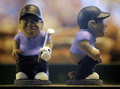 　スペイン・カタルーニャ（Catalonia）地方で、今年もクリスマス恒例の排便人形「カガネル（Caganer、「排便」の意）がお目見えした。カタルーニャでは、クリスマスシーズンになると有名人が排泄する姿を模した陶器の人形を自宅内に隠し、招待客に探させるのが恒例行事となっている。18世紀から続く風習で、カガネルは翌年の豊穣（ほうじょう）、希望、繁栄の象徴とされている。

　写真は、バルセロナ（Barcelona）のクリスマス市に登場した男子プロゴルフ、タイガー・ウッズ（Tiger Woods）選手のカガネル（2009年12月21日撮影）。(c)AFP/LLUIS GENE