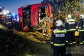 ハンガリーの高速道路でポーランドのバスが横転事故、12人死亡 原因は居眠り運転