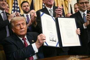 トランプ氏就任半年、不法移民政策への支持低下 世論調査
