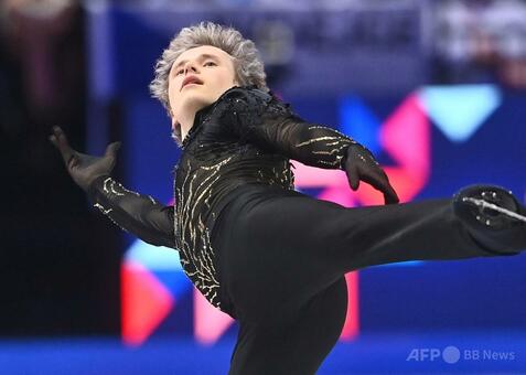 五輪で失速のマリニンが世界フィギュア3連覇、鍵山2位 佐藤3位 写真8枚
