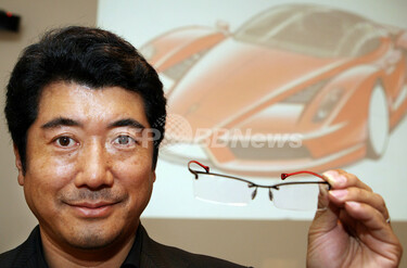 有名カーデザイナー ケン・オクヤマ、眼鏡をデザイン - 東京 写真1枚