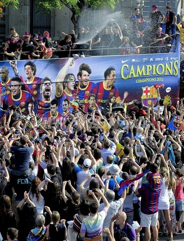チャンピオンズリーグ王者FCバルセロナが優勝パレード 写真20枚 国際