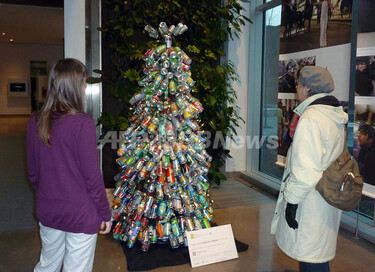 空き缶クリスマスツリー、カナダの中学生が制作 写真1枚 国際ニュース