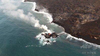 キラウエア火山の溶岩で小島が形成 米ハワイ島