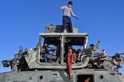 タリバン戦利品を一般公開 米軍の装甲車や防爆壁 アフガン