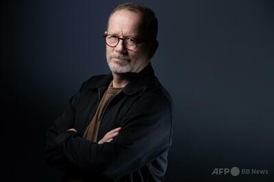 フランス国営メディア、右派民間メディアと対立