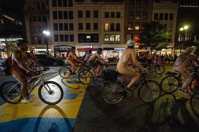 裸のサイクリスト集団、自転車の交通安全など訴え 米ボストン
