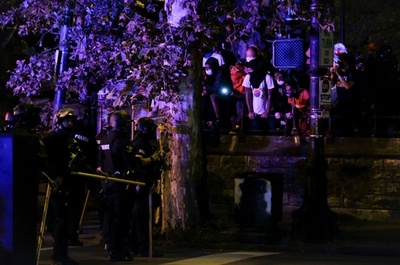 黒人女性射殺めぐる米デモ隊、教会に一時避難 外出禁止2夜目