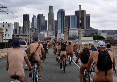 裸のサイクリスト集団、米ロサンゼルスを駆け抜ける