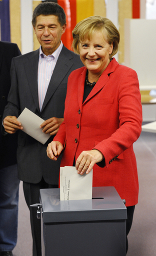 ドイツ総選挙、与党優勢は確実も中道右派連立は微妙