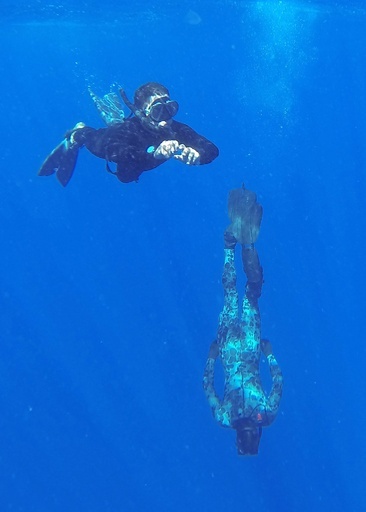 不明機の副操縦士、機内で携帯使用か 地元紙が報道