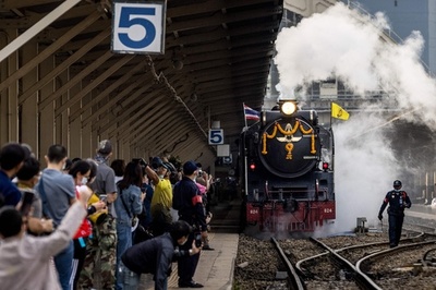 フアランポーン駅出発！ 前国王誕生日に蒸気機関車運行 タイ