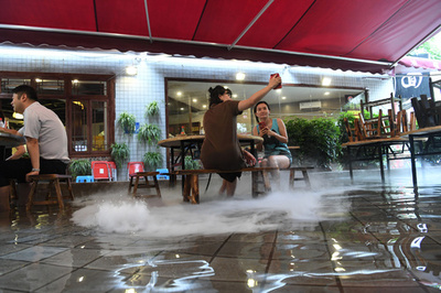 「頭熱足寒」？ 重慶「即席プール」で火鍋