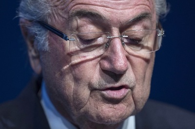 ブラッターFIFA会長が辞意表明、汚職事件で非難に屈する