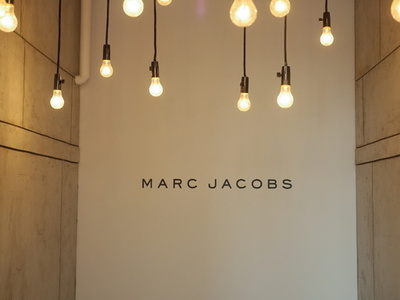 マーク ジェイコブス回顧展14日まで、貴重なショーピースが一堂に