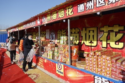 中国各地で春節の花火がにぎわう 違法行為や事故も相次ぐ