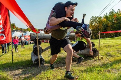 パートナーを運びながら挑む障害物レース 米国