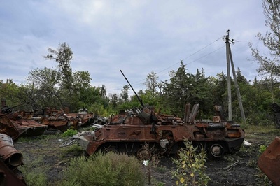ロシアから奪還の東部イジュームで「集団墓地」発見 ウクライナ大統領