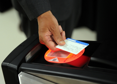 搭乗券読み取りゲートで爆発物探知、日立が試作機