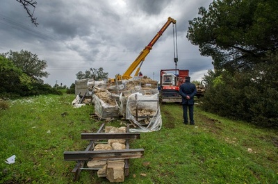 解体された教会、故郷に戻る イタリア