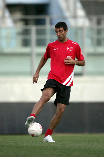 日韓W杯で活躍した元トルコ代表の名FW、大統領侮辱で投獄危機