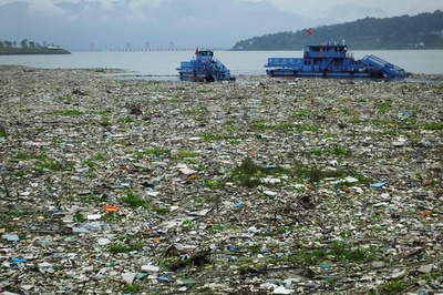 汚染が深刻な長江、大量のごみを撤去 中国・湖北省